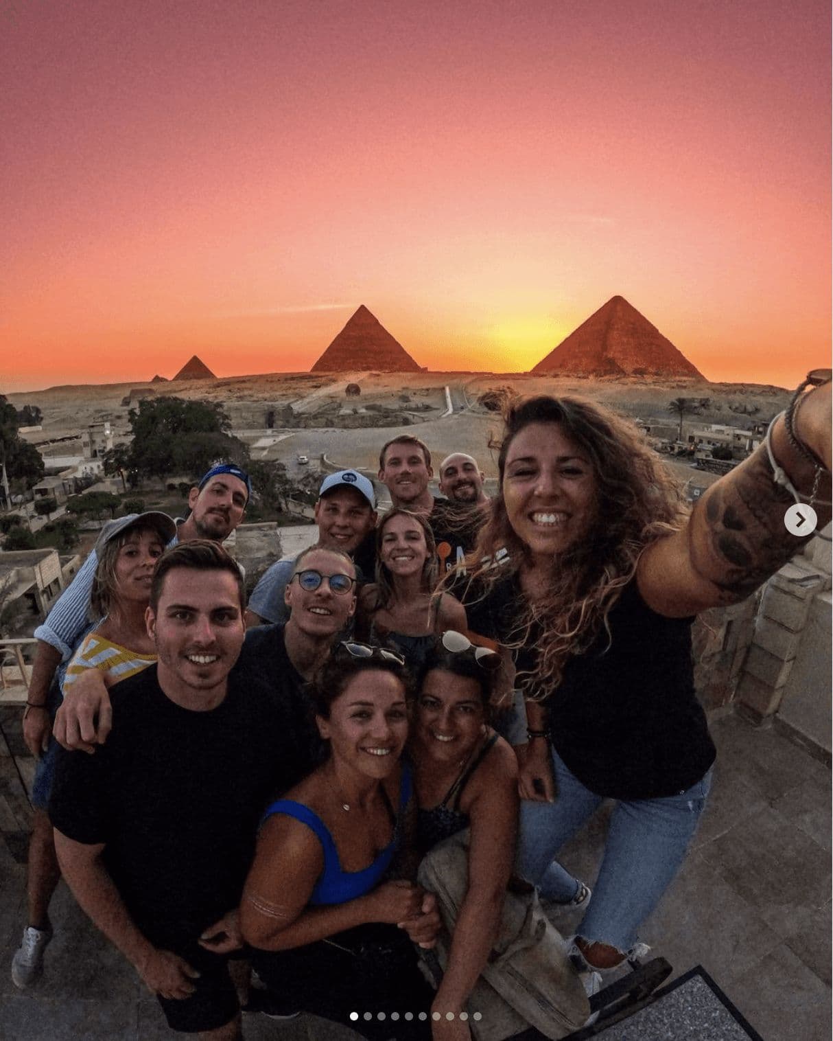 Selfie de groupe devant les Pyramides