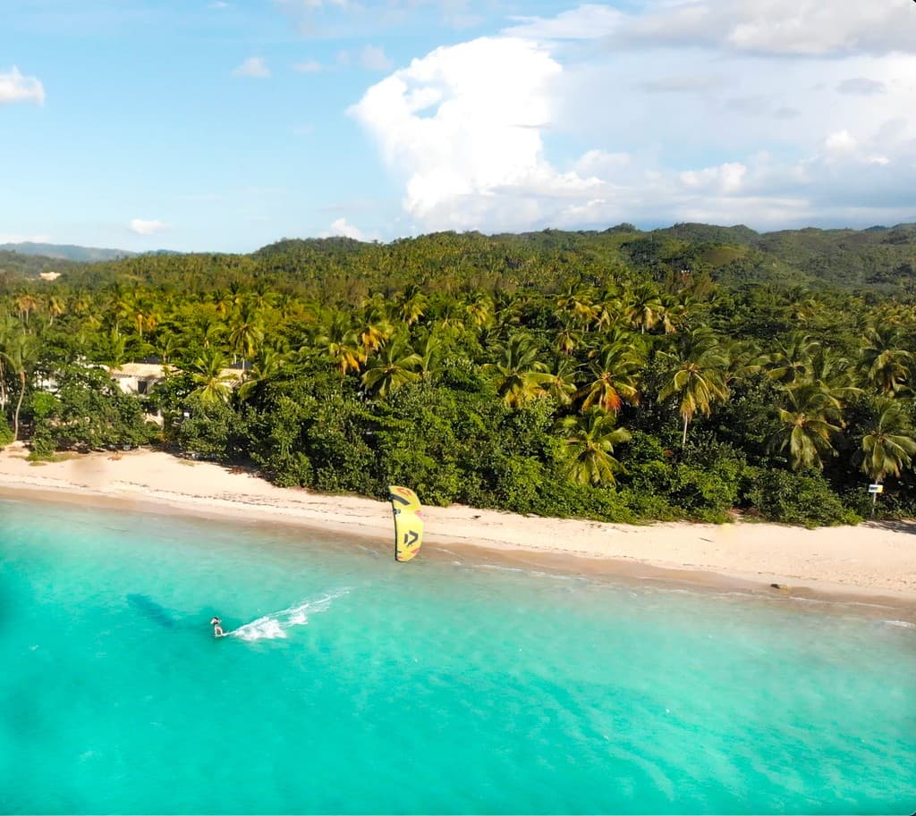Spot de kitesurf en eaux turquoises
