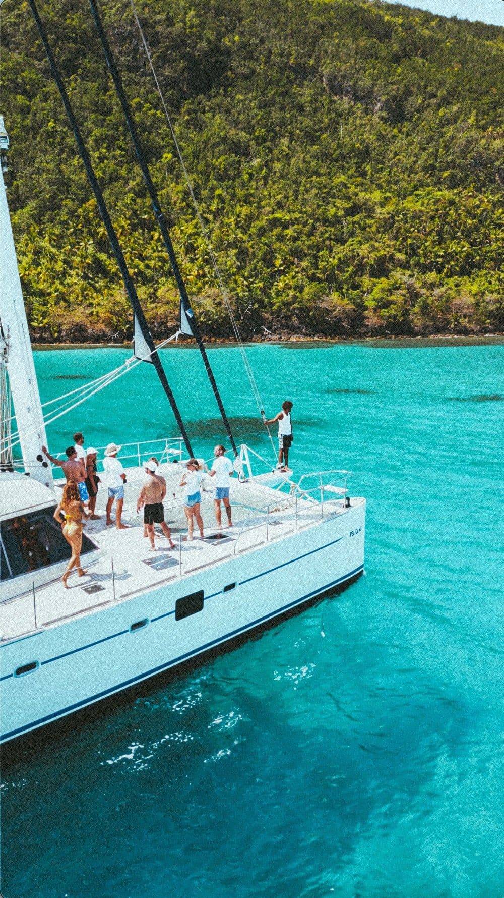 Catamaran sur eaux turquoises avec membres du Club