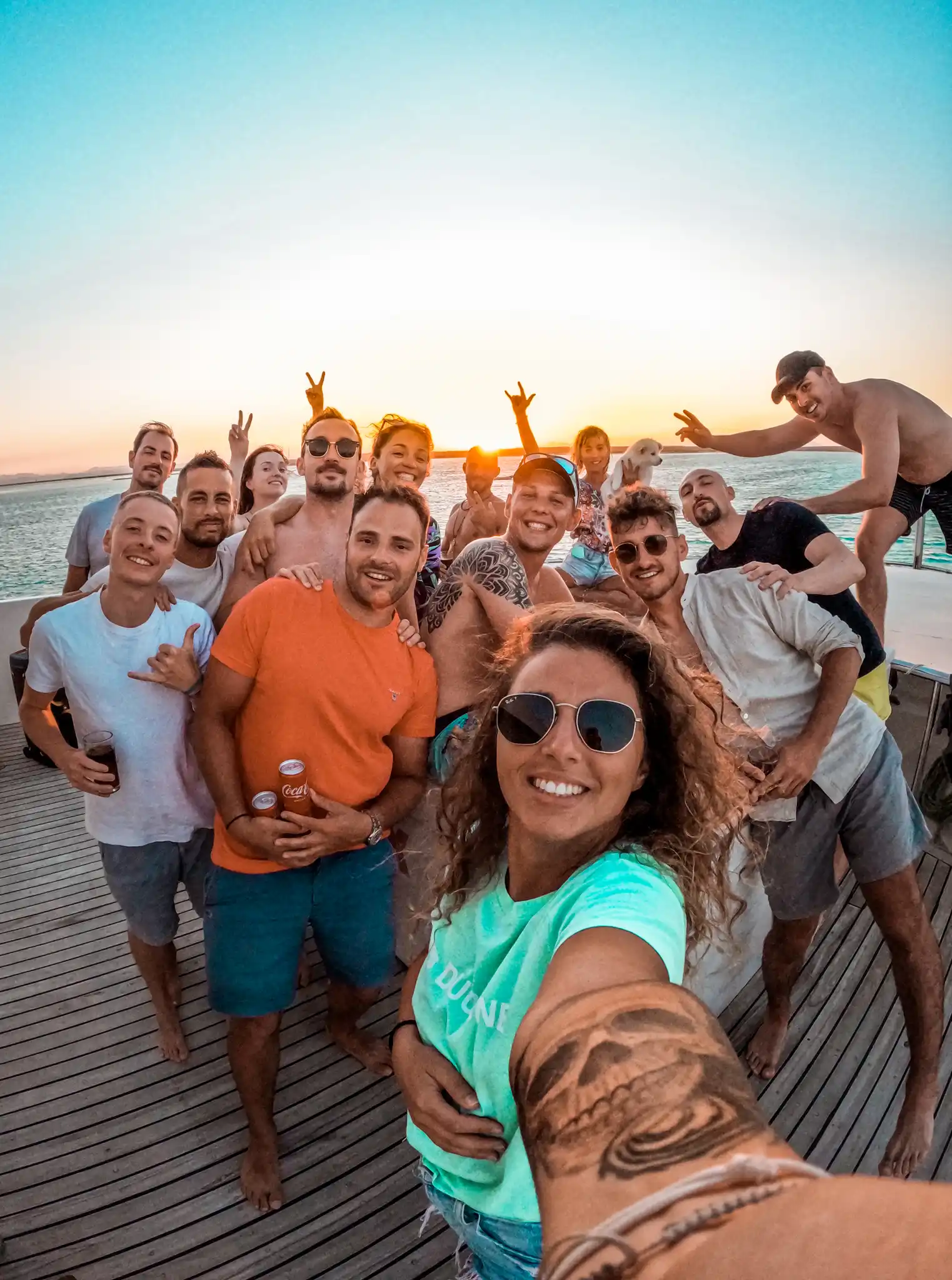 Membres du Club en groupe avec lunettes de soleil